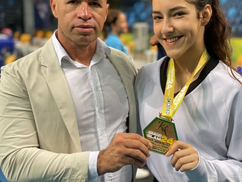 A estudante/atleta Isabelle Dalapria, do 3º ano do Ensino Médio do CEJ, alcançou no último sábado (09/03)